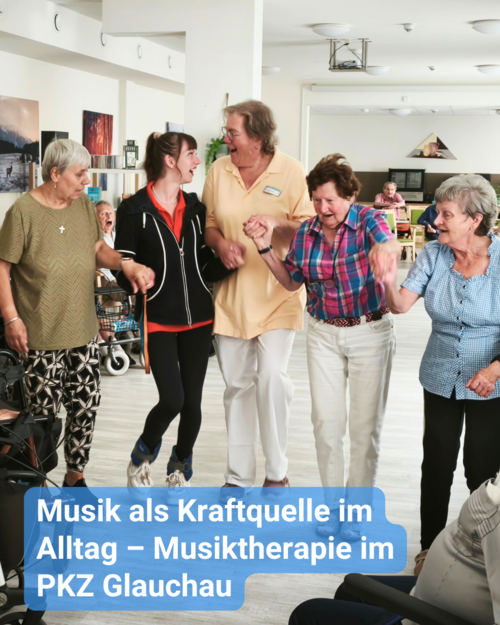 Eine freudig tanzende Gruppe älterer Damen im Seniorenheim. Bildbeschriftung: Musik als Kraftquelle im Alltag – Musiktherapie im PKZ Glauchau
